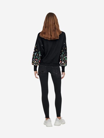 Felpa 'ONLBROOKE L/S O-NECK FLOWER SWT NOOS 15216364' di ONLY in nero
