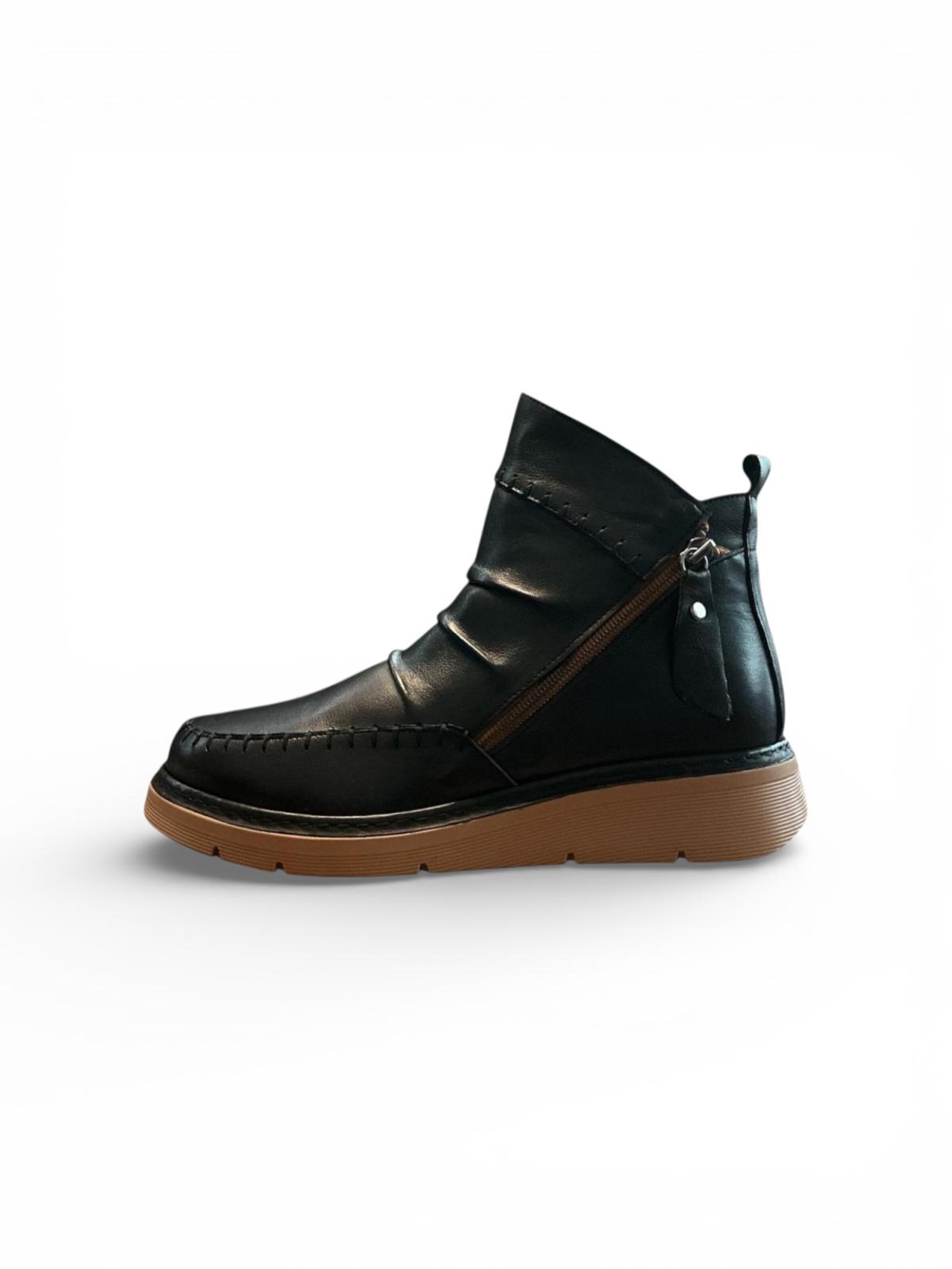 Begoria Boots in Black: front