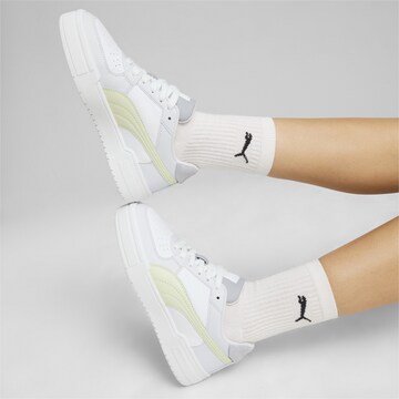 Baskets basses PUMA en blanc : devant