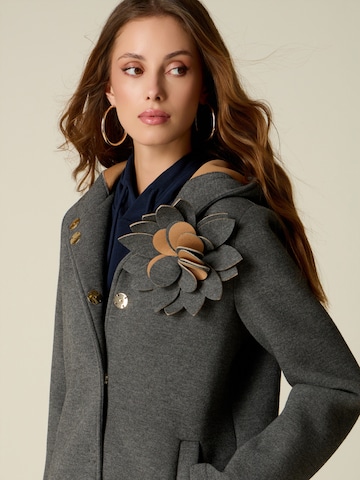 Cappotto di mezza stagione di oltre in grigio
