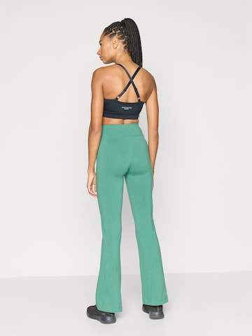 Evazați Pantaloni sport de la Champion Authentic Athletic Apparel pe verde