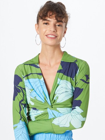 Tricou de la Karen Millen pe verde: față