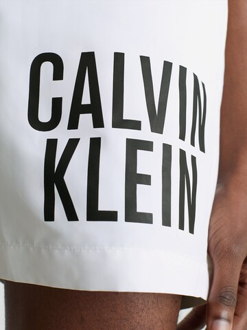 Shorts de bain Calvin Klein Swimwear en blanc