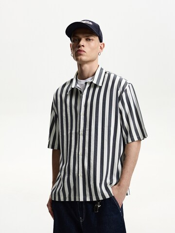 Comfort fit Camicia di Bershka in grigio: frontale