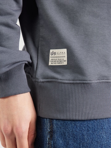ALPHA INDUSTRIES Sweatshirt in Grau