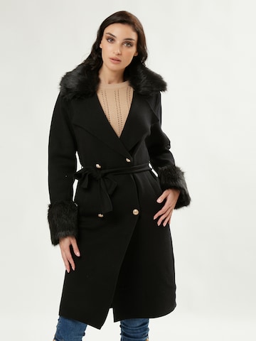 Influencer Ανοιξιάτικο και φθινοπωρινό παλτό σε μαύρο: μπροστά