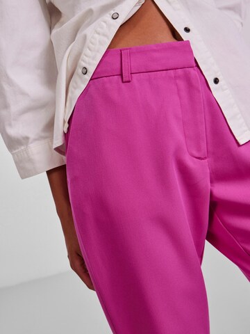 PIECES - Regular Calças chino 'Amalie' em rosa