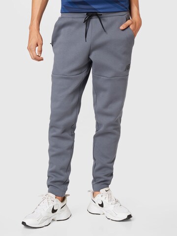 Effilé Pantalon de sport new balance en gris : devant