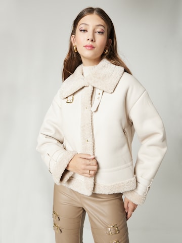 Veste mi-saison 'Ina' Hoermanseder x About You en beige : devant