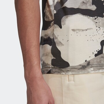 Tricou 'Camo Series Allover Print' de la ADIDAS ORIGINALS pe gri