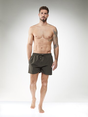 Shorts de bain 'MADDOX' ABOUT YOU x Kevin Trapp en vert