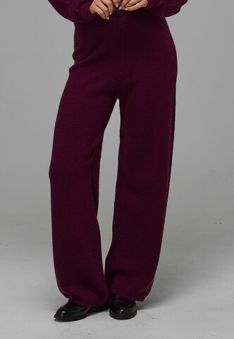 Urban Classics Regular Hose in Rot: Vorderseite