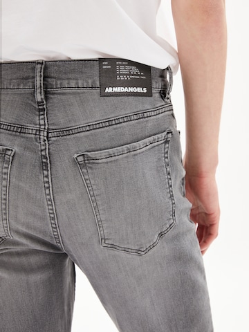 ARMEDANGELS Regular Jeans 'Aro' in Grijs