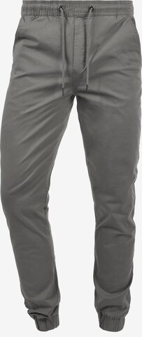 !Solid Tapered Chino Pants 'THEREON' in Grey: front