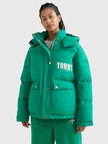 Tommy Jeans Winterjas in Groen: voorkant