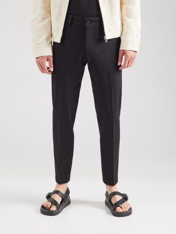 Tapered Pantaloni con pieghe 'AJEND 10' di DRYKORN in nero: frontale