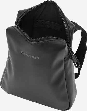 Calvin Klein - Mala de ombro em preto