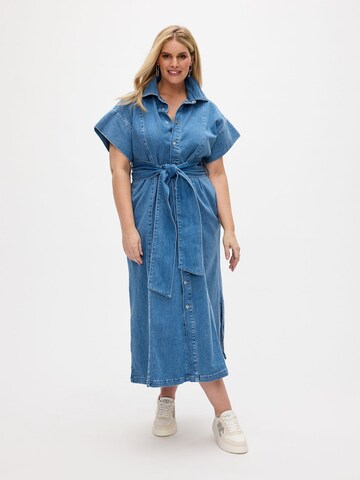 Abito camicia di RYC by Angelina Kirsch in blu: frontale