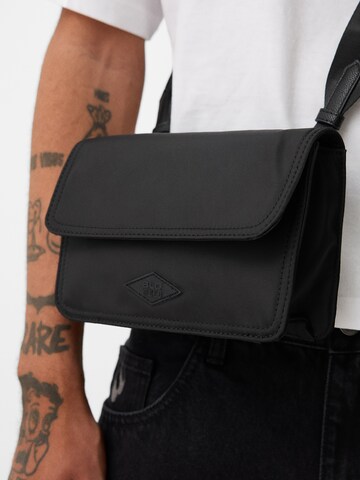 Borsa a tracolla di Bershka in nero