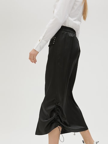 Lola Casademunt Rock in Schwarz