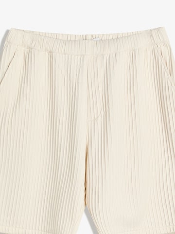 Bershka Ohlapna forma Hlače | bela barva