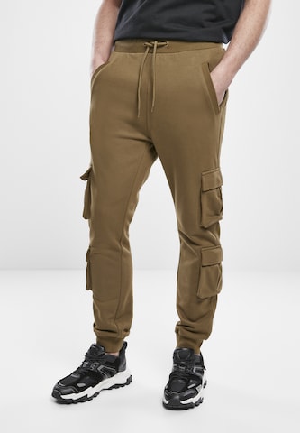 Urban Classics Tapered Cargo Pants in Green: front