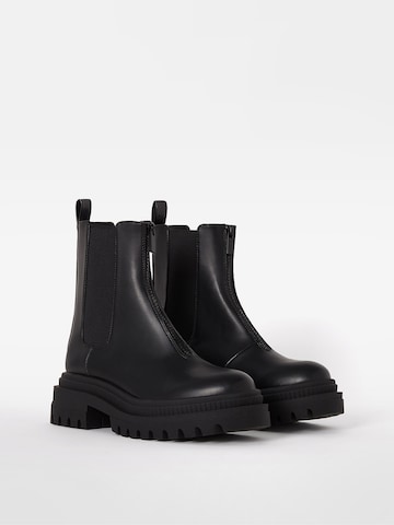 Bershka Chelsea Boots in Schwarz