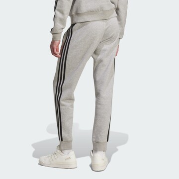 Tapered Pantaloni 'Adicolor' di ADIDAS ORIGINALS in grigio
