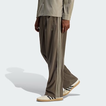 ADIDAS ORIGINALS - Loosefit Calças com pregas 'Firebird' em castanho: frente