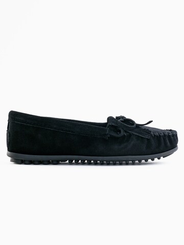 Minnetonka Moccasin 'Kilty' in Black