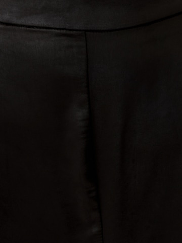 Loosefit Pantaloni cutați de la Tussah pe negru