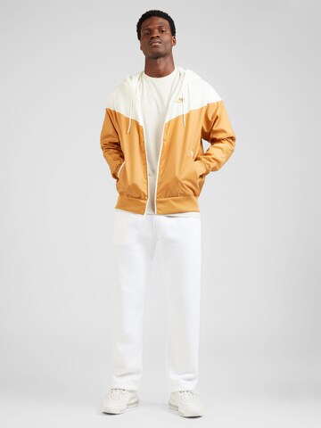 Nike SportswearPrijelazna jakna 'Heritage Essentials' - smeđa boja