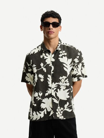 Bershka Comfort Fit Риза в черно: отпред
