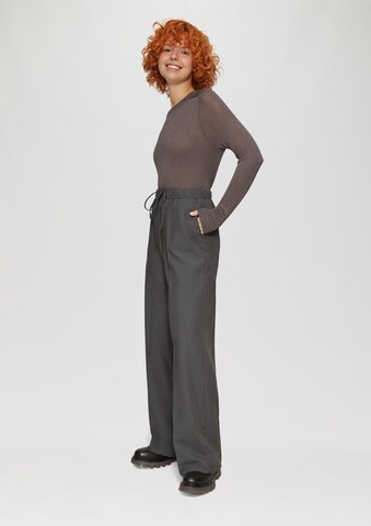 Wide leg Pantaloni con pieghe di QS in grigio