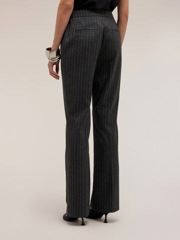 Pantaloni di MOTIVI in grigio