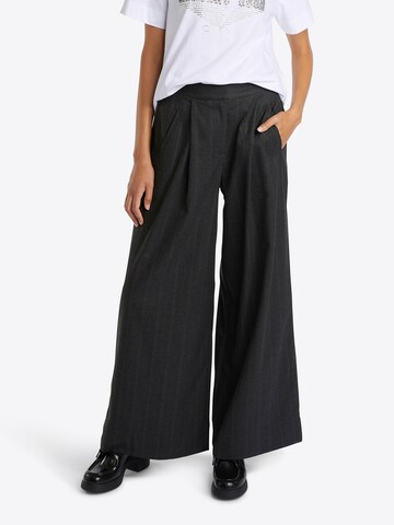 Rich & Royal Wide leg Pleat-front trousers in Grey: front