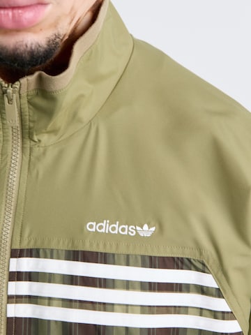 ADIDAS ORIGINALS Välikausitakki värissä vihreä