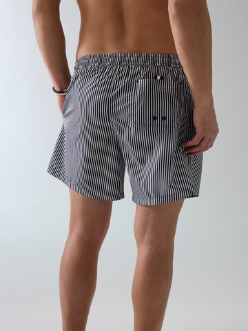 GUESS Badeshorts in Blau