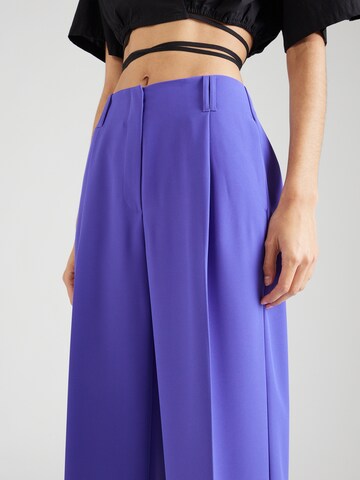 Wide leg Pantaloni con piega frontale di TAIFUN in lilla