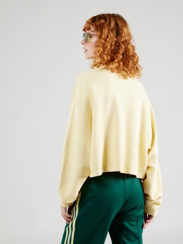 ADIDAS ORIGINALS - Sweatshirt 'Essentials+' em amarelo