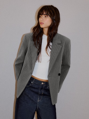 Bershka Blazer in Grey: front
