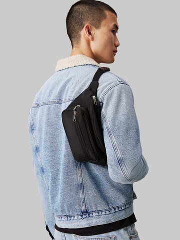 Calvin Klein Jeans Fanny Pack in Black: front