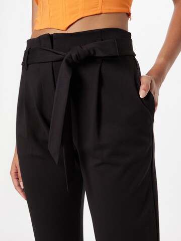 regular Pantaloni con pieghe 'Josina' di ABOUT YOU in nero