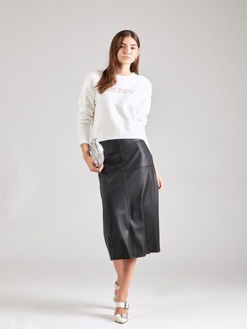 Pulover de la DKNY pe alb