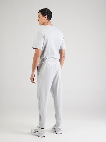 Effilé Pantalon de sport 'UNLIMITED' NIKE en gris