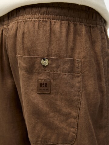 Pull&Bear Lużny krój Spodnie w kolorze brązowy