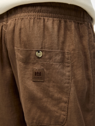 Loosefit Pantalon Pull&Bear en marron