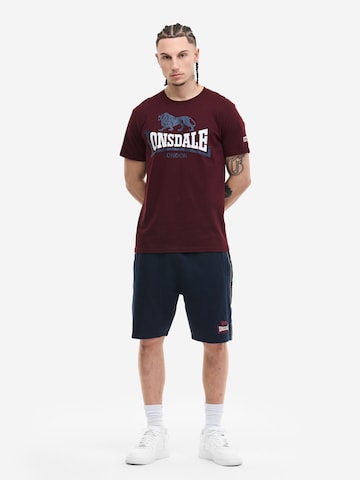 Tricou de la LONSDALE pe roșu: față