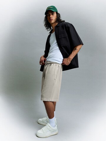 BershkaBaggy Hlače - siva boja