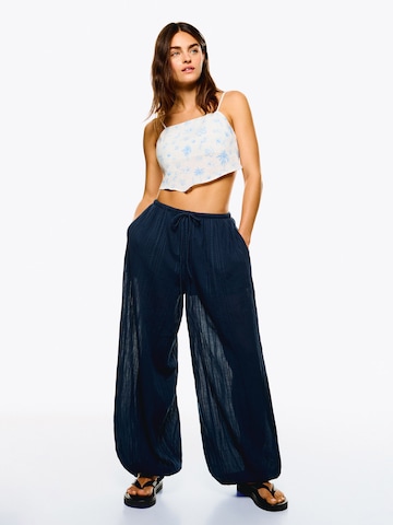 Effilé Pantalon Bershka en bleu : devant